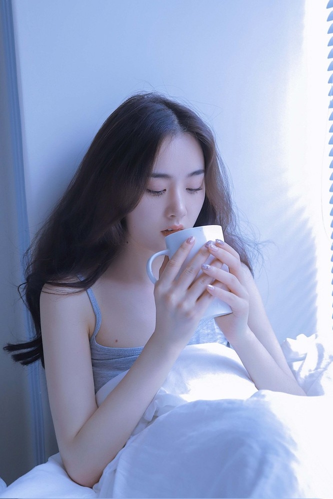 火辣漂亮美眉冷魅气质吊带美乳好看美女图片 优美图片