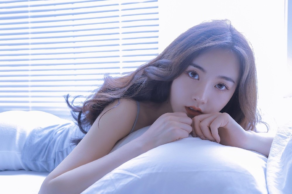火辣漂亮美眉冷魅气质吊带美乳好看美女图片