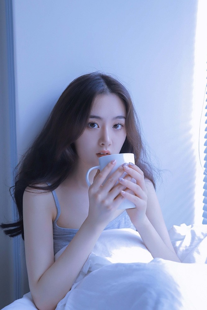 火辣漂亮美眉冷魅气质吊带美乳好看美女图片 优美图片