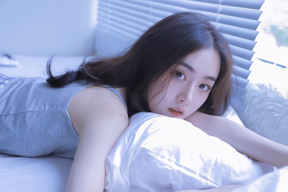 火辣漂亮美眉冷魅气质吊带美乳好看美女图片 优美图片