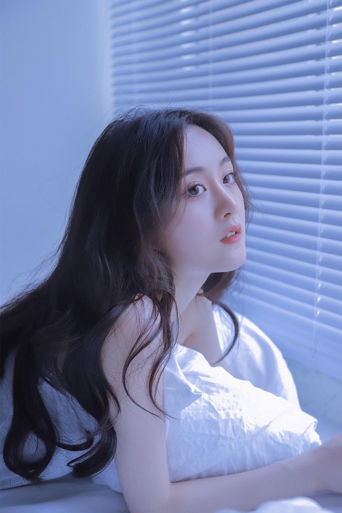 火辣漂亮美眉冷魅气质吊带美乳好看美女图片 优美图片