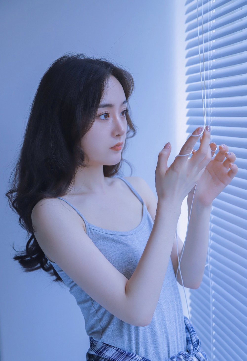 火辣漂亮美眉冷魅气质吊带美乳好看美女图片 优美图片