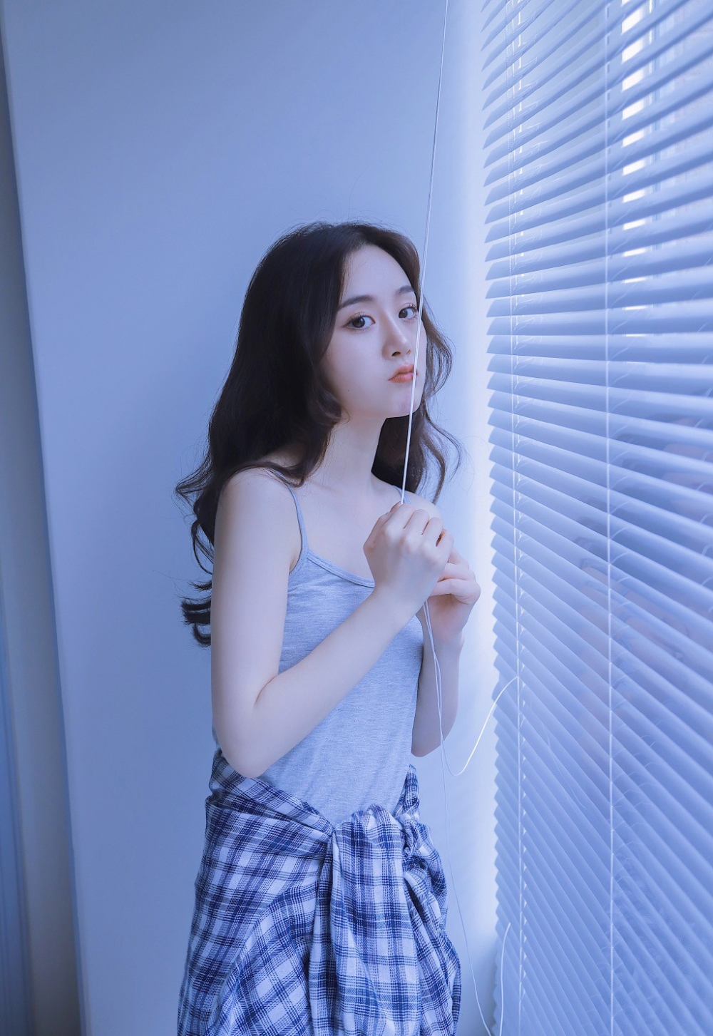 火辣漂亮美眉冷魅气质吊带美乳好看美女图片 优美图片