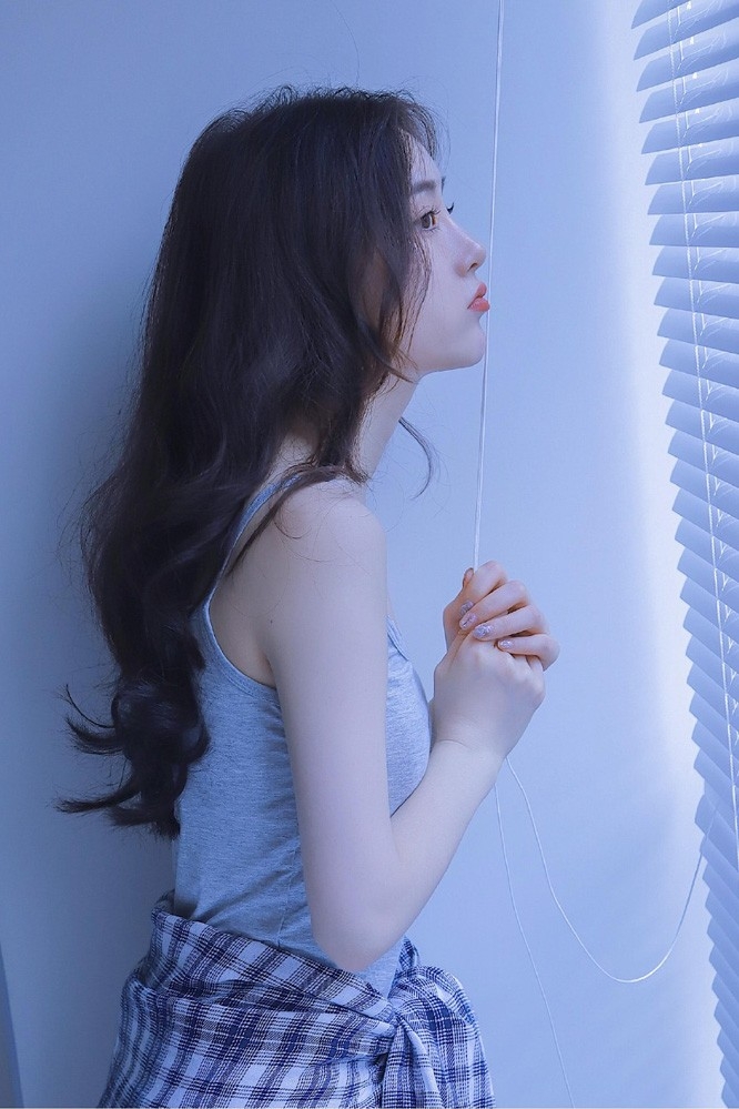 火辣漂亮美眉冷魅气质吊带美乳好看美女图片 优美图片