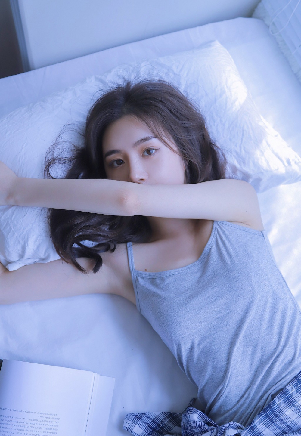 火辣漂亮美眉冷魅气质吊带美乳好看美女图片 优美图片