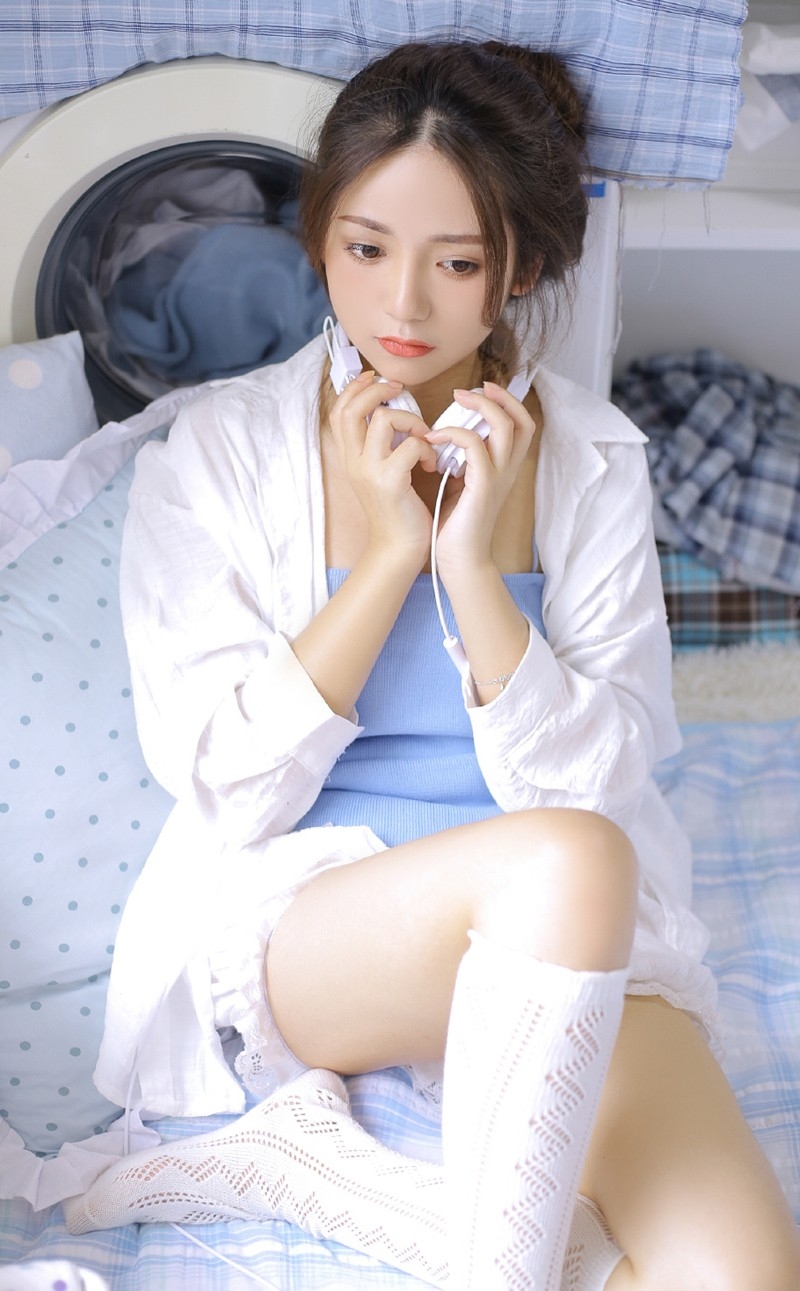 美腿白丝绝色倾城大胸mm低胸吊带外披 优美图片