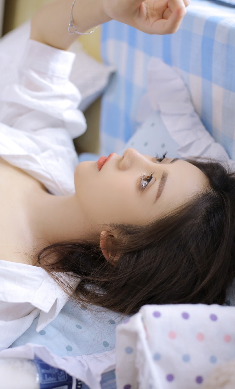 美腿白丝绝色倾城大胸mm低胸吊带外披