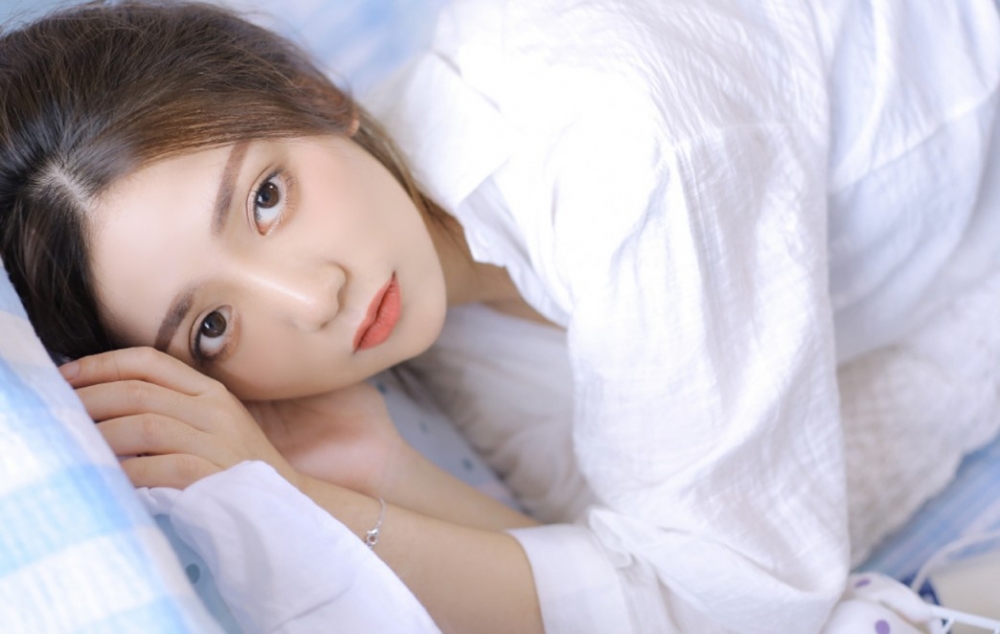 美腿白丝绝色倾城大胸mm低胸吊带外披 优美图片