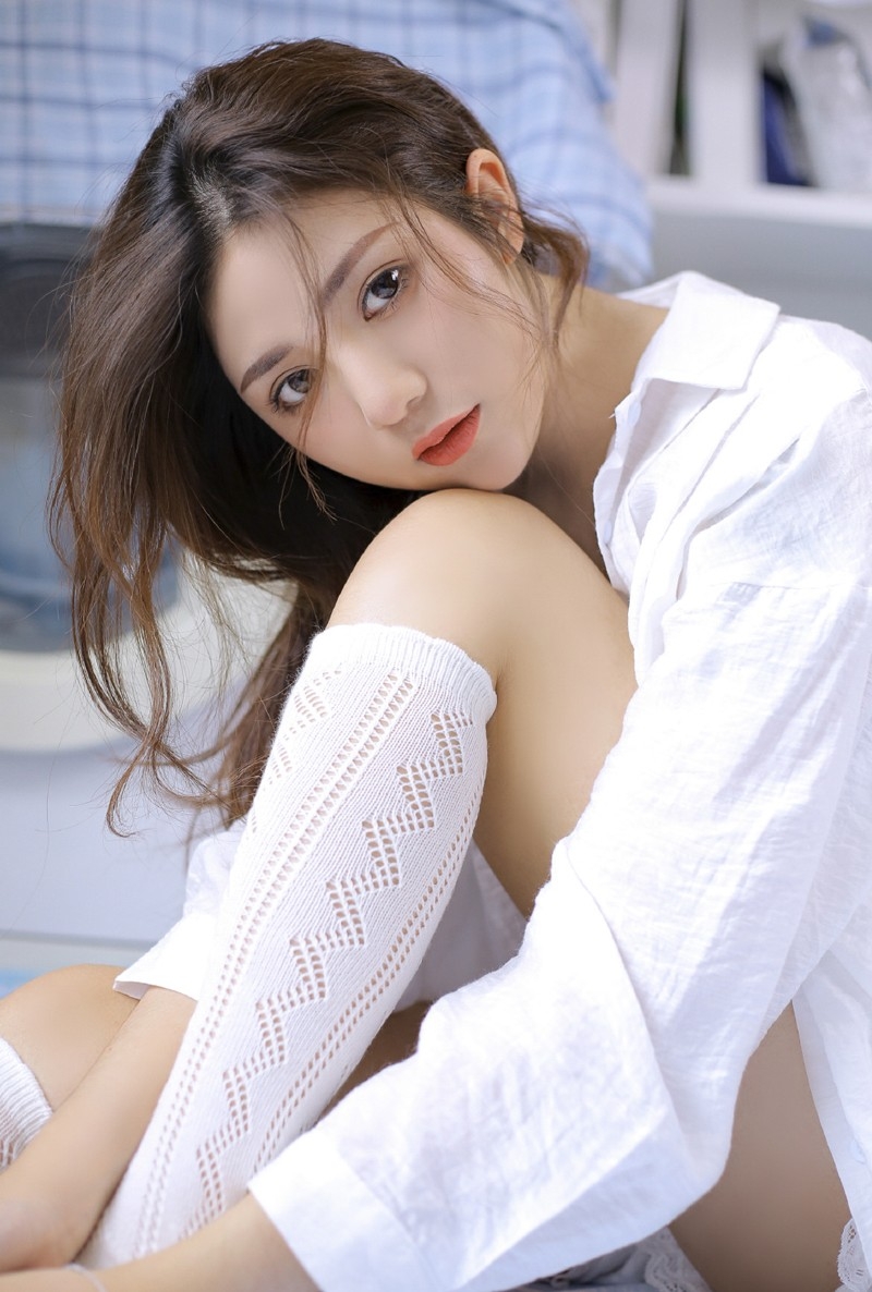 美腿白丝绝色倾城大胸mm低胸吊带外披 优美图片