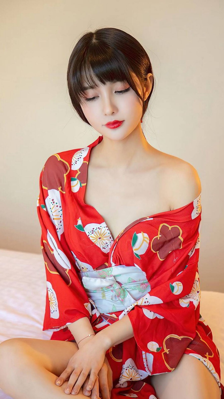 美肩 红唇 白嫩肌肤 和服装美少女手机壁纸图片