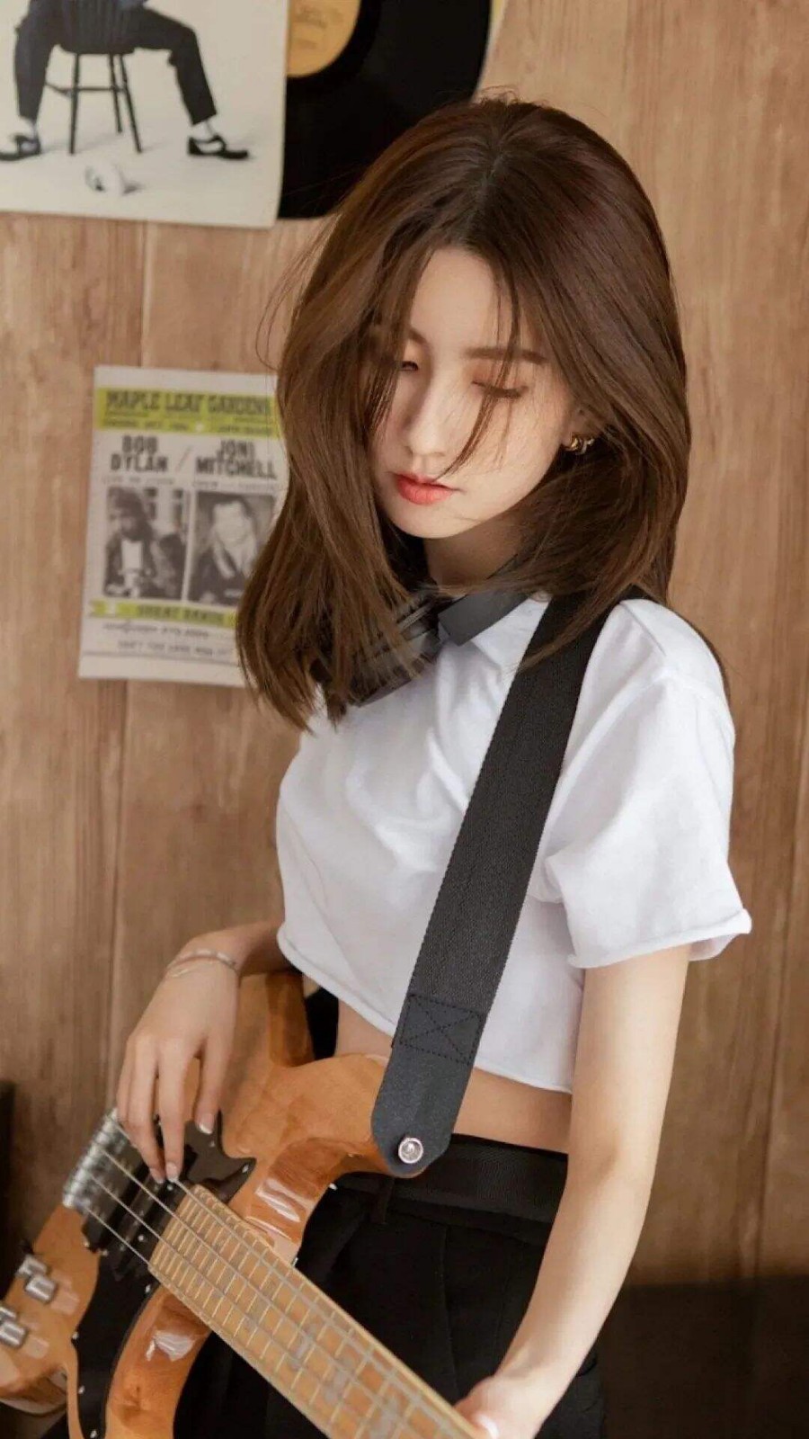 弹吉他的少女高清